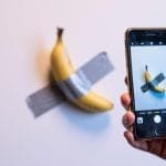 Un « patron de la crypto » paie 6 millions de dollars pour une banane et prévoit de la manger