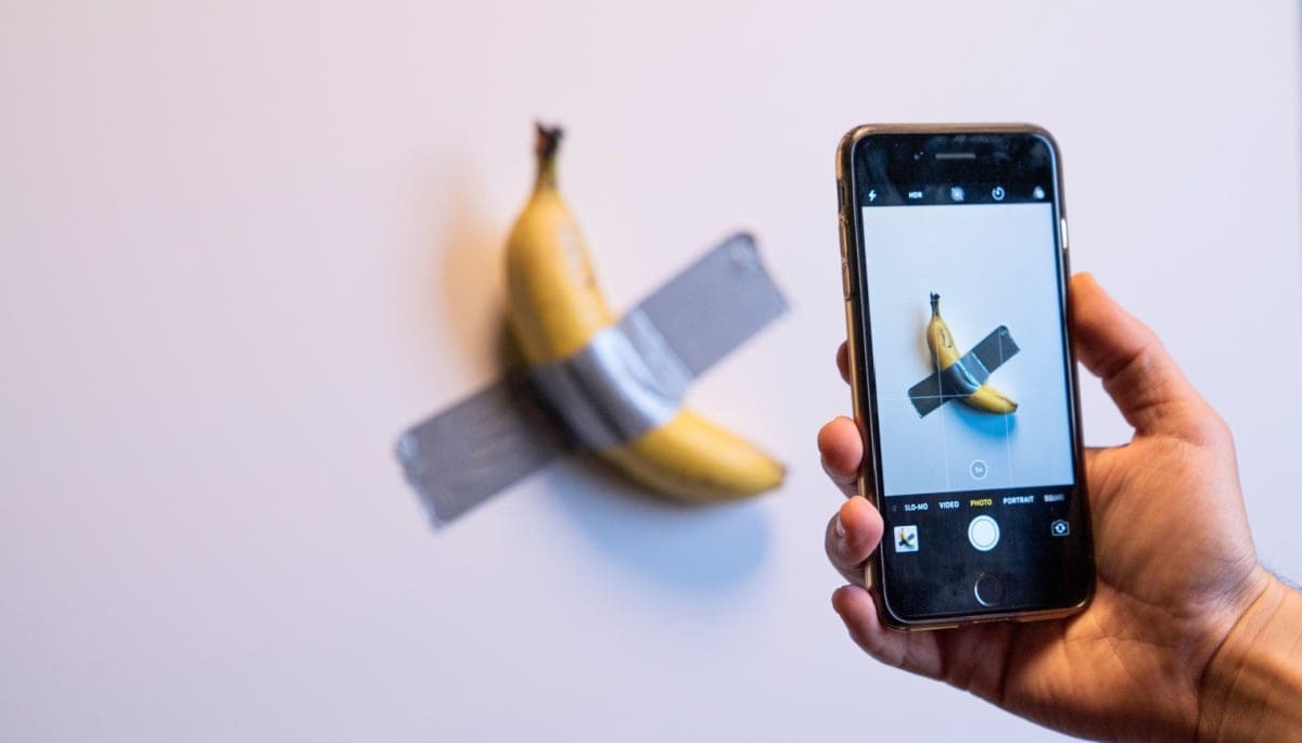 Un « patron de la crypto » paie 6 millions de dollars pour une banane et prévoit de la manger